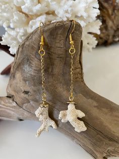 Capture the enchanting beauty of the ocean with these stunning handcrafted seashell earrings. These earrings are carefully crafted with love, featuring delicate seashells collected from the shores of pristine beaches. Created with gold plated 20 gauge wire, authentic coral pieces found on the beach of Anini in Kauai, and gold plated earring findings.  FEATURES: 1. Natural Beauty: Each shell is handpicked, showcasing its unique shape and natural colors, making every pair of earrings one-of-a-kind Beach Inspired Jewelry, Hawaiian Shell Jewelry, Handmade Shell Jewelry, Sea Shell Earrings, Seashell Jewelry Diy, Seashell Earrings, Seashell Jewelry, Seashell Necklace, Shell Jewelry