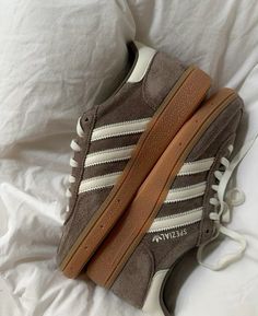 Adidas Samba Outfit, Samba Outfit, Skandinavian Fashion, Adidas Spezial, Adidas Outfit, Brown Sneakers