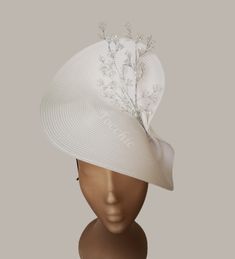 Elegant white bride fascinator hat. This original white Tea Party hat for woman is decorated with a silver metal composition that makes a branch. This white and silver wedding hat for women is perfect for brides or for any special occasion like the Kentucky Derby, Ascot races, weddings, Tea Party... It is mounted on a headband that allows to tilt the fascinator to the liking of each one. You can choose the side of the head where you like to wear the fascinator. The headdress has been hand sewn. Silver Fascinator For Kentucky Derby Races, Elegant Evening Bridal Accessories For Spring, Elegant Spring Evening Bridal Accessories, Silver Headpiece For Party At Royal Ascot, Silver Headpieces For Party At Royal Ascot, Silver Fascinator For Kentucky Derby Party, White Structured Crown Hat For Kentucky Derby, Elegant Silver Fascinator For Wedding, Elegant Silver Hat For Kentucky Derby