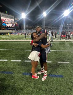 Football Couple Aesthetic, Couple Football Pictures, Nfl Couple Aesthetic, Football Gf Outfits, Football Couples Aesthetic, Football Cheerleader Couple Black, Cheer And Football Couples, Black Basketball Couples, Cheer And Football Couples Pictures