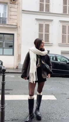 Paris During Winter, Best Autumn Outfits, Aesthetic Looks Winter, Nyc Winter Outfits Going Out, Paris Outfit Inspo Winter, Paris Inspo Outfit, Paris Outfit Autumn, Paris In The Winter Outfits, Autumn Inspo Outfit