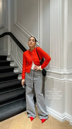 Cardigan @sezane How To Style A Red Cardigan, How To Style Red Cardigan, Red Cardigan Outfit, Outfits With Red, Geek Chic Outfits, Cardigan Outfit, Red Cardigan, Cardigan Outfits