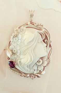 Sardonyx cameo in silver and amethyst. Hand engraved cameo on a sardonic shell, made in Torre del Greco, capital of cameo engraving. It measures 55 millimeters. The frame is made entirely by hand in rhodium-plated 925 silver with amethyst stone. Included in the price of the sardonic cameo in silver and amethyst is a 925 silver chain. ------------------------- cammeoshop.etsy.com/it/ ------------------------- Quality Italian craftsmanship Cammeoshop jewels are all handcrafted. In my laboratory, t Antique Cameo Jewelry, Vintage Cameo Jewelry, Cameo Jewelry, Artisan Gift, Cameo Necklace, Cameo Brooch, Cameo Pendant, Art Deco Jewelry, Amethyst Stone