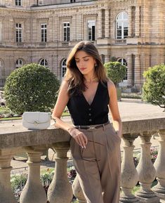 Classy Fits Women, Modern Elegance Outfit, Summer Outfits Formal Casual, Classy Summer Outfits Women, Old Money Outfits Masculine Women, Formal Outfits For Women Summer, Old Money Women Style Summer, Old Money Outfit Women Pants, Old Money Outfits Women Summer