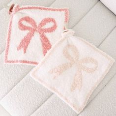 a close up of two towels with bows on them