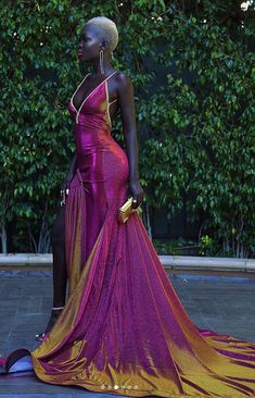 Meet The Stunning Model Who Shut Down The Emmy Red Carpet - Prom Dress Colours, Nyakim Gatwech, Dark Skin Models, Mode Editorials, Gaun Fashion, Prom Outfits, Wedding Outfits, Gorgeous Gowns, Aaliyah