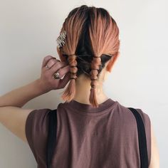 【簡単ロングヘアアレンジ20選 】巻きなし/ヘアゴムだけ！初心者でも個性が出るテク | 特集 | ビューティー ＆ ヘア | FUDGE.jp Κούρεμα Bob, Easy Bun Hairstyles, Fishtail Braid, Hair Arrange, Peinados Fáciles Para Cabello Corto, Trendy Hair Color, Sleek Hairstyles, How To Make Hair, Prom Hair