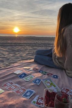 Girl sitting on blanket at the beach looking at the sun going down Fun Date Ideas, Outing Ideas, Spice Up Your Love Life, Sunset Picnic, Dream Dates, Scandinavian Summer, Promise Me, Couple Activities, Cute Date Ideas