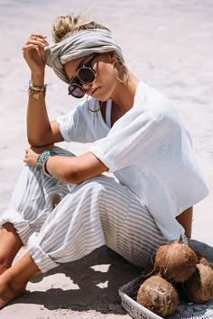 Outfits and coconuts.:                                                                                                                                                                                 More Lucky Outfits, Thailand Outfits, Bandana Bayi, Hippie Mode, Asia Trip, Easy Fashion, Basic White Tee