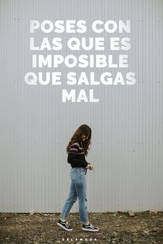 a woman walking in front of a white wall with words on it that say, posses con las que es imposiblee que impossibleble que salgas mal