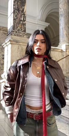 Streetwear Fashion Leather Jacket, Stage Outfits Ideas Singer Casual, Femme Fetal Outfits, Baggy Party Outfit, Brown Jean Jacket Outfit, Brown Outfit Streetwear, Wide Shoulders Women Outfits, Brown Leather Jacket Outfits Women