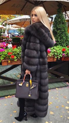 Fur Coat Outfit, Stylish Winter Coats, Black Fur Coat, Long Fur Coat, Classy Outfits For Women, Iranian Women Fashion, Trench Coat Style, Coat Outfits