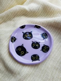 Cat clay trinket dish Purple Clay Ideas, Biscuit Aesthetic Art, Pottery Art Ideas, Ceramic Art Painting Ideas, Pottery Painting Inspiration, Air Dry Clay Ashtray, Ceramica Aesthetic, Cute Pottery Painting Ideas, Painting On Clay