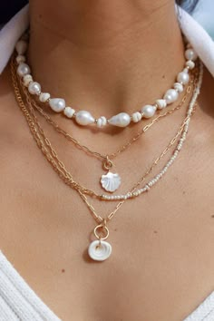 Pearl And Seashell Necklace, Pearl Necklace Beach Outfit, Pearl Beach Jewelry, Shell And Pearl Jewelry, Seashell Gold Jewelry, Beach Vacation Jewelry, Jewelry Spring 2023, Jewelry For The Beach, White And Gold Necklace