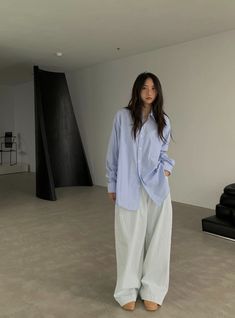 Oversized Cotton Shirt, Mens Shirt Outfit Women, Kfashion Summer, Japandi Fashion, Summer Work Outfits Women, Hot Couture, Iris Law, Modest Women, Nye Fashion