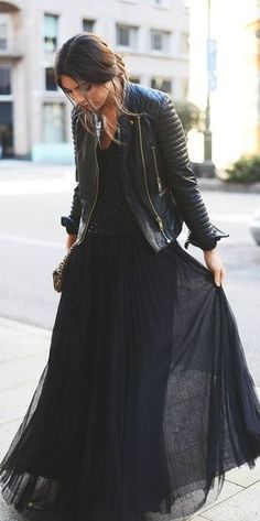 #street #style black everything / pleated maxi skirt + leather jacket @wachabuy Rok Tile, Stil Rock, Sukienki Maksi, Rok Outfit, Tule Rok, Gonna In Tulle, Tulle Maxi Dress, Skirt Maxi, Looks Black