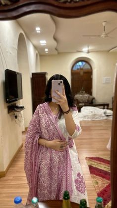 Bridal Boutique Interior, Simple Indian Suits, Ethnic Wears, Elegant Fashion Outfits, Pakistani Kurta, Indian Kurti Designs, Money Images, Simple Kurti Designs, Traditional Indian Dress