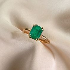 Emerald Ring Design, Emerald Stone Rings, Smaragd Ring, Future Engagement Rings, Emerald Cut Engagement, Gold Rings Fashion, Round Cushion, Emerald Engagement Ring Cut, Ruby Emerald