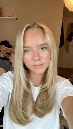 Long Light Blonde Hair With Layers, Straight Hair With Flicked Ends, Haircut Inspo For Fine Hair, Blonde Midlength Haircuts, Mid Length Hair With Long Layers And Face Framing, Blonde Hair For Red Undertone Skin, Blonde 80s Hair, Face Layers Medium Hair, Blond Mid Length Hair