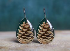 pine cone earrings , pinecone earrings , botanical earrings , acorn earrings , acorn jewelry , pinecone gift , nickel free earrings ▲ French lever back earrings made from glass and stainless steel ▲ Earrings are hypoallergenic, perfect for sensitive ears. ▲ All items are made to order so please allow up to 5 days for dispatch! ▲BUY 3 GET 1 FREE (write in notes at checkout which 4th item you want for free.(It must be lowest priced item) ▲If you purchase multiple items, they will be put in one box unless you tell me to put them in separate boxes! ▲ Every purchase is gift boxed with care, ready for gift giving. Resin Pinecone, Pine Cone Earrings, Pinecone Earrings, Pine Cone Jewelry, Pine Needle Crafts, Acorn Jewelry, Acorn Earrings, Altered Art Jewelry, Wood Resin Jewelry