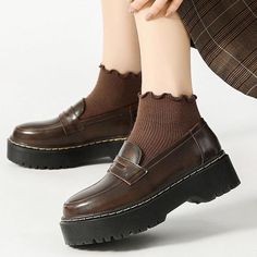 Outfits For Boots Women, Fashion Asethics Outfits, Platform Shoes Brown, Marry Jane Shoes Outfit Aesthetic, Mary Jane Shoes Brown, Sims 4 Womens Shoes, Chunky Brown Shoes, Maryjane Shoe Outfit Pants, Brown Shoe Outfit