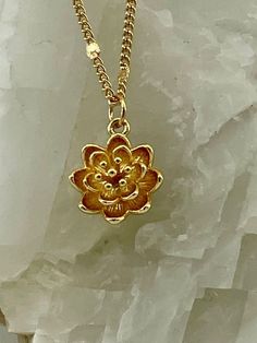 Golden Hour Jewelry, Jewelry Gold Aesthetic, Gold Necklaces Aesthetic, Asian Gold Jewelry, Lotus Necklace Gold, Beads Makeup, Gold Flower Jewelry, Gold Jewlry, Flower Hawaii