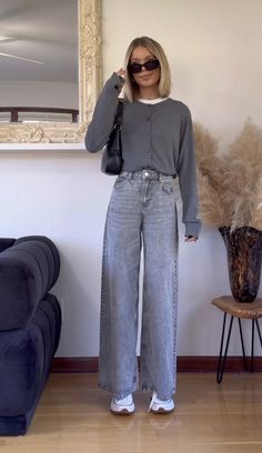 Jeans And Cardigan Outfit, Jeans And Cardigan, Ootd Cardigan, Outfits With Grey Cardigan, Fall Chic Outfits, Stylish Closet, Cardigan Jeans, Street Style Outfits Casual