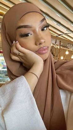 Hijabi Makeup, Kenyan Women, Hijabi Women, Moroccan Aesthetic, Estilo Hijab, Hijab Style Tutorial, Outfit Zara, Beauty Routine Tips