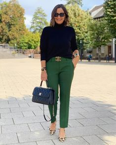 Mode Ab 50, Dressy Casual Outfits, Elegante Casual, Casual Chic Outfit, Green Pants, Casual Work Outfits, Business Casual Outfits