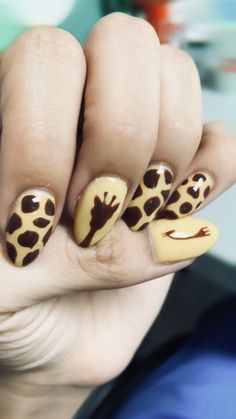 Ocean Nail Ideas, Giraffe Nails, Giraffe Birthday Cakes, Nail Art Motif, Safari Nails, Painted Giraffe, Giraffe Spots, Animal Nail Designs