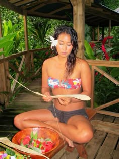 Polynesian Aesthetic, Kelia Moniz, Polynesian Beauty, Lei Making, Roxy Surf, Florida Girl, Flowers In Her Hair, Hair Diy