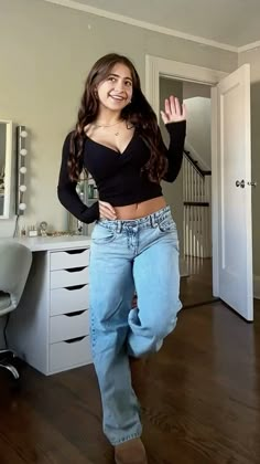 Jeans And Long Sleeve Shirt Outfits, Casual Basic Outfits, Demetra Dias Outfits, Low Rise Baggy Jeans Outfit, Demetra Outfits, Boots Mini Skirt, Demetra Dias, Outfit Ideas Easy, Baggy Jeans Outfit