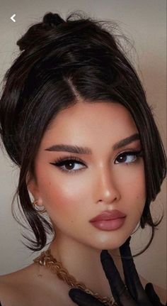 Makeup Inspo Brunette, Old Hollywood Makeup Glamor, Vintage Glamour Makeup, Vogue Makeup Looks, Elegant Glam Makeup, Vintage Glam Makeup, Old Hollywood Makeup Look, Fashion Makeup Editorial, Old Money Makeup Look