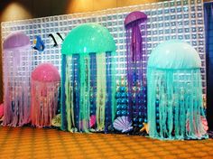 there are jellyfish and other sea creatures on display