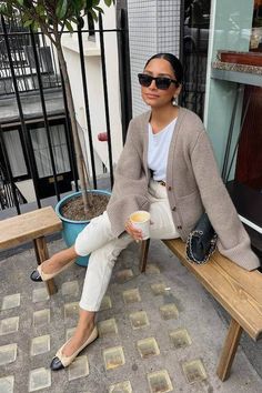 40+ Old Money Expensive-Looking Fall Outfits for Grown Women to Look Classy, Chic, and Elegant Chilly Spring Outfits Work, Ballet Flats Outfit, Coffee Date Outfits, Chanel Outfit, Skandinavian Fashion, Flats Outfit, Corporate Outfits, Knitting Women Cardigan, Elegante Casual