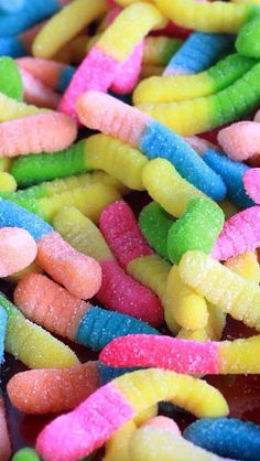 there are many different colored candy worms