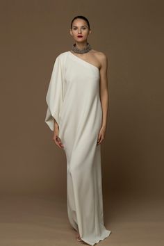 Mr Design, Isabel Sanchis, Classy Edgy, White Evening Gowns, Dresses For Pregnant Women, Dress Name, Runway Fashion Couture, White Evening Dress, Stylish Maternity Outfits