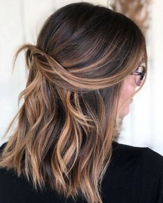 Rubios para morenas: Balayage highlights, las mechas que se ven bien en pelo oscuro y son tendencia en 2022 | Panorama Hair Color Ideas For Brunettes Balayage, Hair Plait, Plait Styles, Updo Easy, Hairstyles Anime, Hairstyles School, Anime Hairstyles, Office Hairstyles