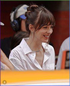 Dakota Johnson Dark Brown Hair, Dakota Johnson Hair Up, Hair Up Fringe, Rashida Jones Bangs, Dakota Johnson Jewelry, Dakota Johnson Glasses, Dakota Johnson Updo, Coke Bottle Bangs, French Hair Bangs