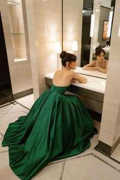 Green Strapless Prom Dress, Satin Sleeves, Classy Prom, Green Formal Dresses, Strapless Prom Dress, Looks Party, Grad Dresses