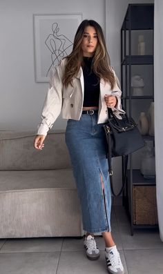 Womens Style Types, Long Pencil Skirt Outfit Classy, Jeans Airport Outfit, Fall Outfits Women Dresses, Pink Long Skirt Outfit, Petite Casual Outfits, Outfit Fiesta Casual, Outfit Con Jeans, Cafe Outfit