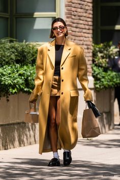 Hailey Baldwin Street Style, Tribeca New York, Black Bra Top, Oversized Trench Coat, Full Length Skirts, Famous Fashion, Hailey Baldwin, Black Bra, Hailey Bieber