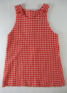 Vintage 60s 70s Red Houndstooth Jumper Dress Girls Handmade Handmade so no size marked. Approx. 14" pit to pit and 22" length. Fabric feels to be acrylic.  Excellent condition! 70s Witch, Houndstooth Jumper, Mod 60s Fashion, Apple Outfit, Apple Clothes, Vintage Fashion 70s, Vintage Shift Dress, 70s Clothes, Red Houndstooth