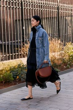 Casual Outfit Ideas For Fall . . Fall, fall fashion outfits, fall 2024 fashion trends, fall outfits, fall outfits 2024, autumn outfits, fall fits, fall 2024, fall 2024 outfits, fall fashion, dress to impress, what to wear, casual fall outfits, fall aesthetic, fashion, outfit ideas, casual outfit ideas, casual outfit ideas for fall, fall outfits women, fashion killa, fall outfit ideas, fall outfits aesthetic Simple Street Style, Classy Fall Outfits, Denim Street Style, Women's Outfits By Occasions, Paris Fashion Week Street Style, Classy Work Outfits, Autumn Street Style, Fashion Week Street Style, Celebrity Outfits