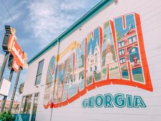 there is a large mural on the side of this building that says, i love georgia