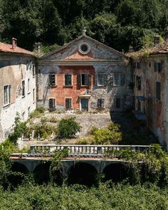 an old building with lots of windows and ivy growing on it's roof is seen from above