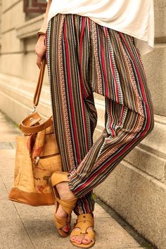 lululz.com bohemian pants (06) #boho Sarouel Pants, Striped Harem Pants, Look Hippie Chic, Harem Pants Fashion, Bohemian Pants, Pattern Pants, Boho Styl, Mode Hippie, Estilo Hippie