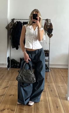 Dickies Fits Women, Oversized Feminine Outfit, Fashion Killa Outfits, Outfit Inspo Baggy, Siren Outfit, Elevated Streetwear, Baggy Pants Outfit, Travel Fits, Outfit Inspo Spring