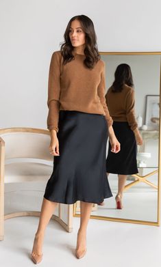 Silk Skirt Outfit, Silk Slip Skirt, Midi Slip Skirt, Chique Outfit, Silk Midi Skirt, Slip Skirts, Stil Elegant, Slip Skirt