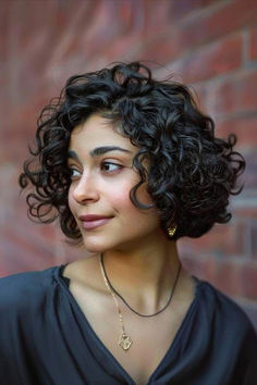 Woman with a chic curly bob, ideal for heart-shaped faces Short Bob With Side Swept Bangs, French Bob Curly Hair 3b, Bob For Heart Shaped Face, 2c Bob, Bob Cut For Chubby Face, Short Curly Bob Haircut, Curly Hair Bob, Curly Bob Haircut, Women With Curly Hair